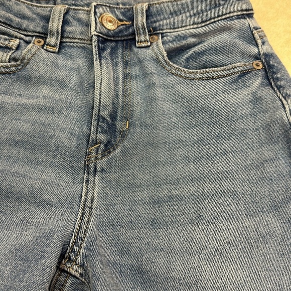 American Eagle Mom Jean Stretch Skinny Leg Distressed in One Area 000 Reg - Picture 9 of 10